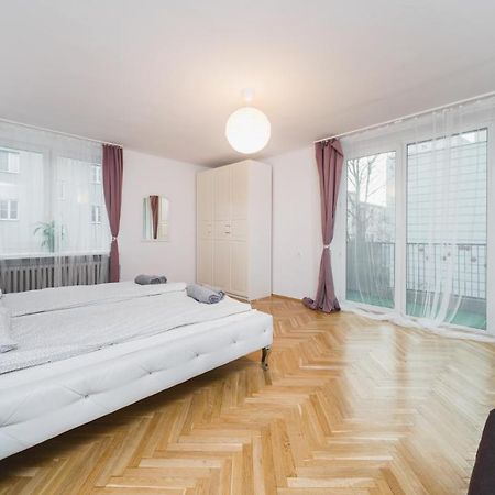 Sunshine Parkside Hideaway - 3 Bedroom - By Upstairs Krakow Bagian luar foto