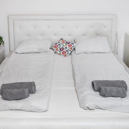 Sunshine Parkside Hideaway - 3 Bedroom - By Upstairs Krakow Bagian luar foto