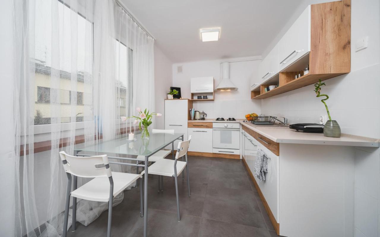 Sunshine Parkside Hideaway - 3 Bedroom - By Upstairs Krakow Bagian luar foto