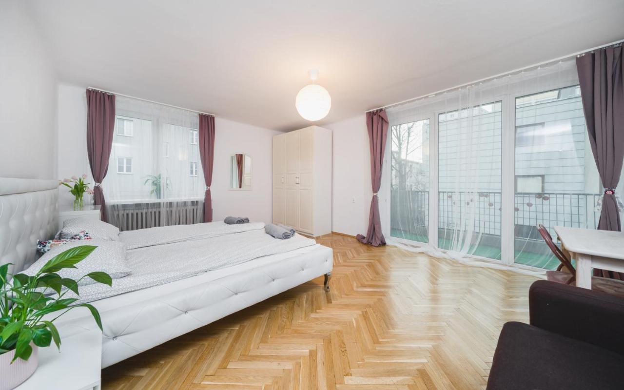 Sunshine Parkside Hideaway - 3 Bedroom - By Upstairs Krakow Bagian luar foto