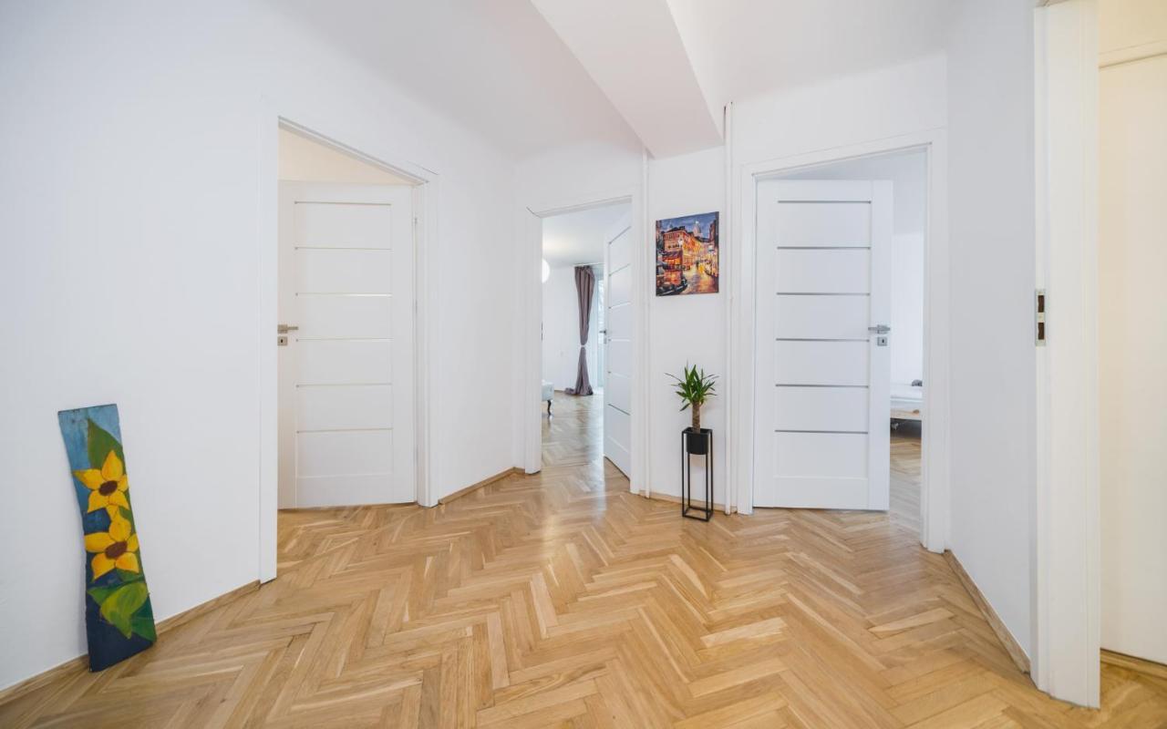 Sunshine Parkside Hideaway - 3 Bedroom - By Upstairs Krakow Bagian luar foto