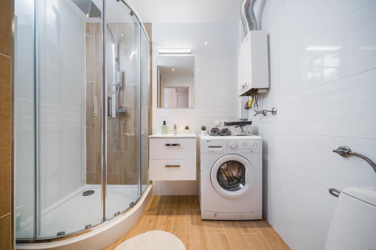 Sunshine Parkside Hideaway - 3 Bedroom - By Upstairs Krakow Bagian luar foto
