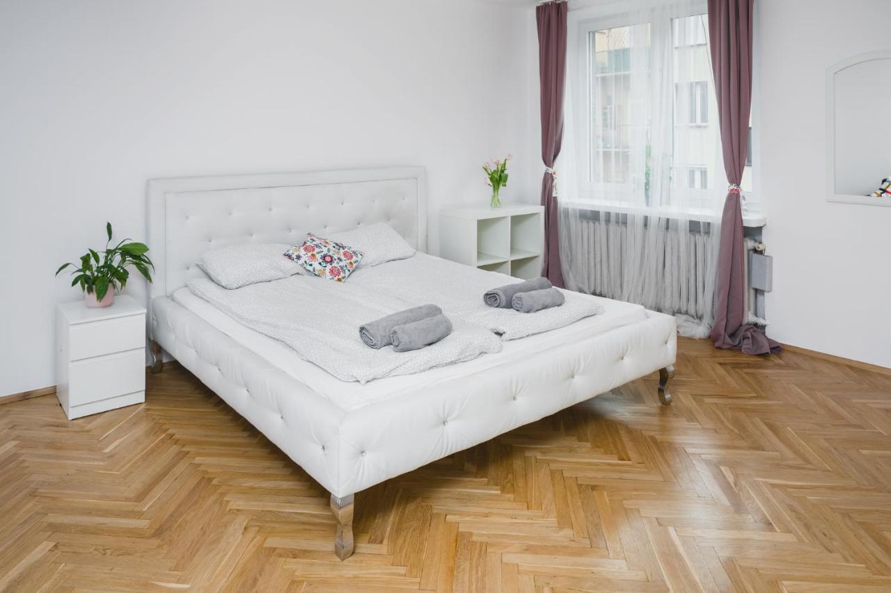Sunshine Parkside Hideaway - 3 Bedroom - By Upstairs Krakow Bagian luar foto