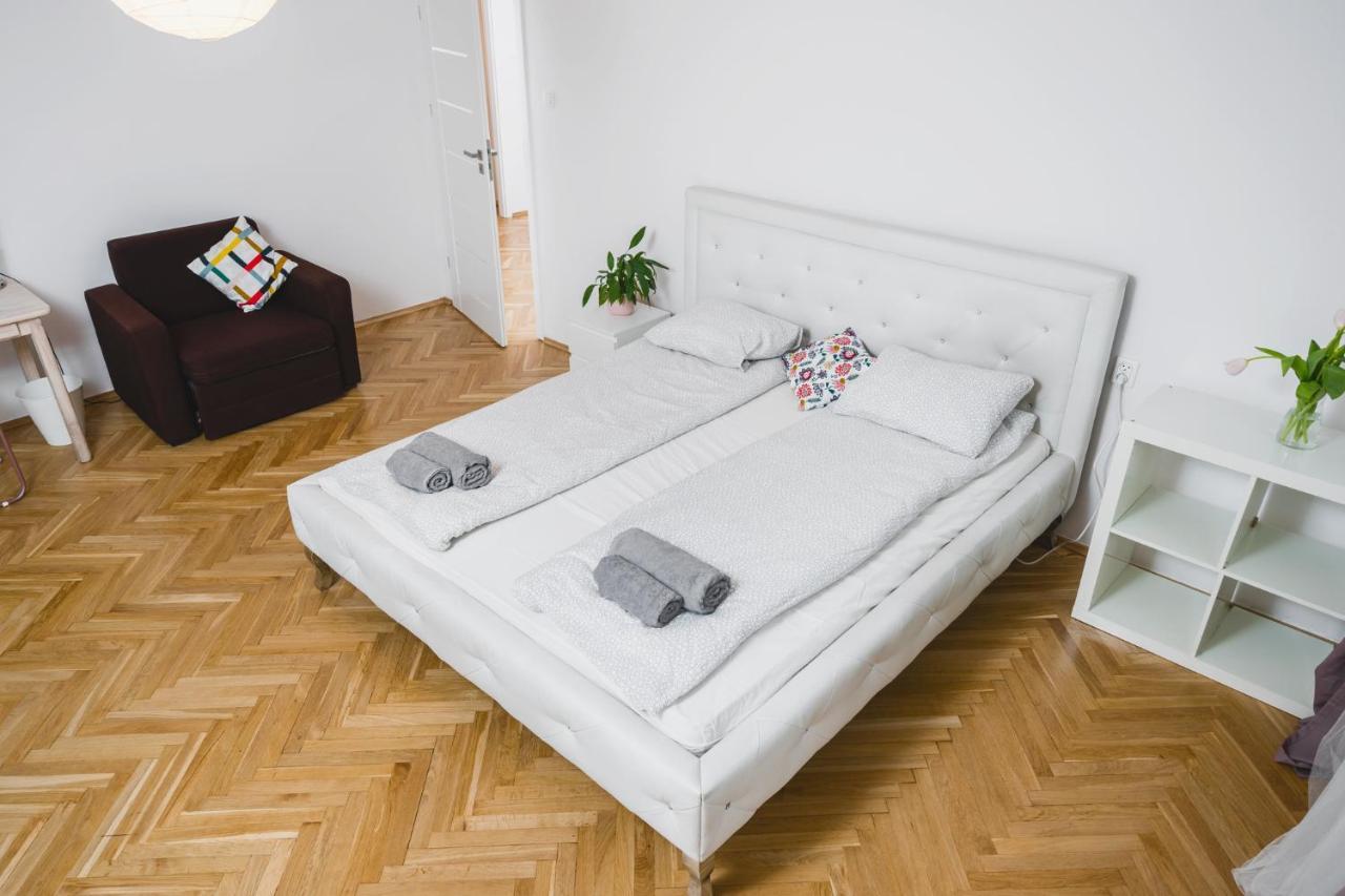 Sunshine Parkside Hideaway - 3 Bedroom - By Upstairs Krakow Bagian luar foto