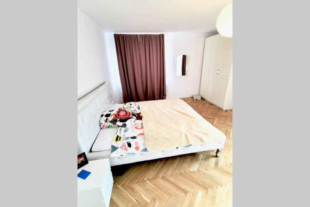 Sunshine Parkside Hideaway - 3 Bedroom - By Upstairs Krakow Bagian luar foto