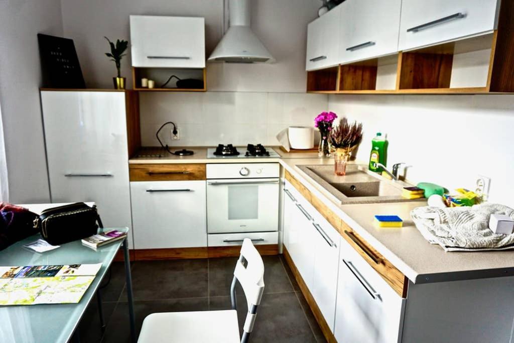 Sunshine Parkside Hideaway - 3 Bedroom - By Upstairs Krakow Bagian luar foto