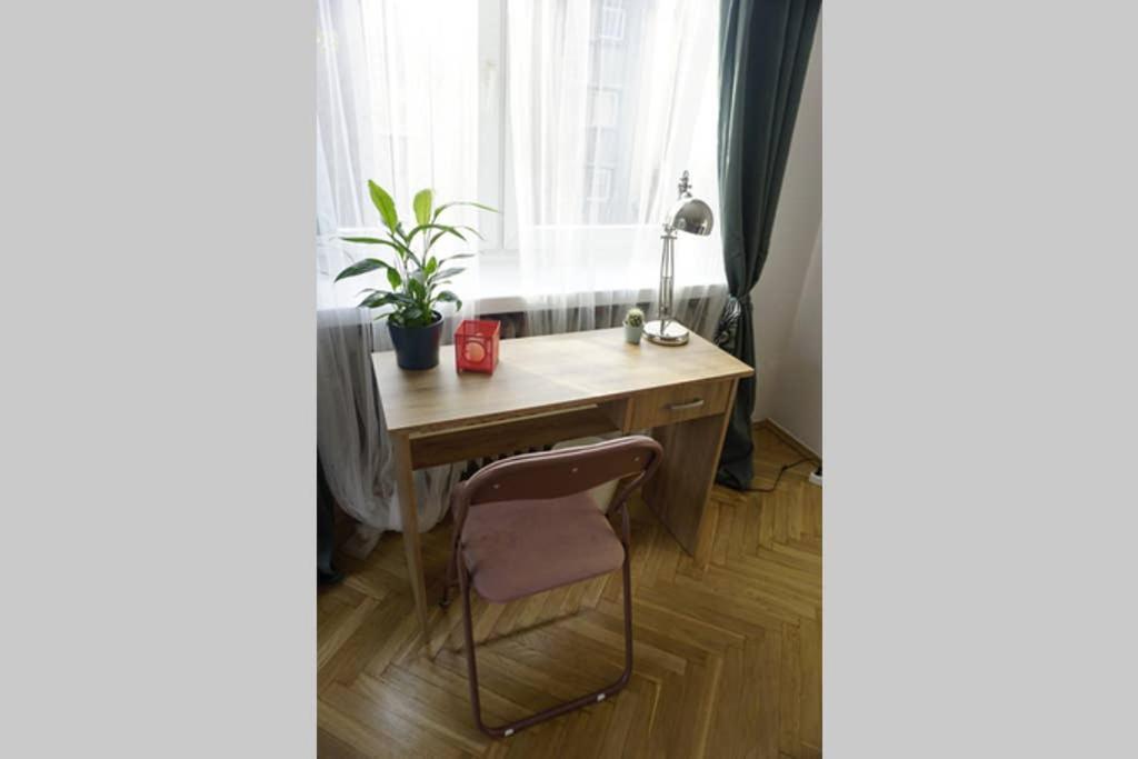 Sunshine Parkside Hideaway - 3 Bedroom - By Upstairs Krakow Bagian luar foto