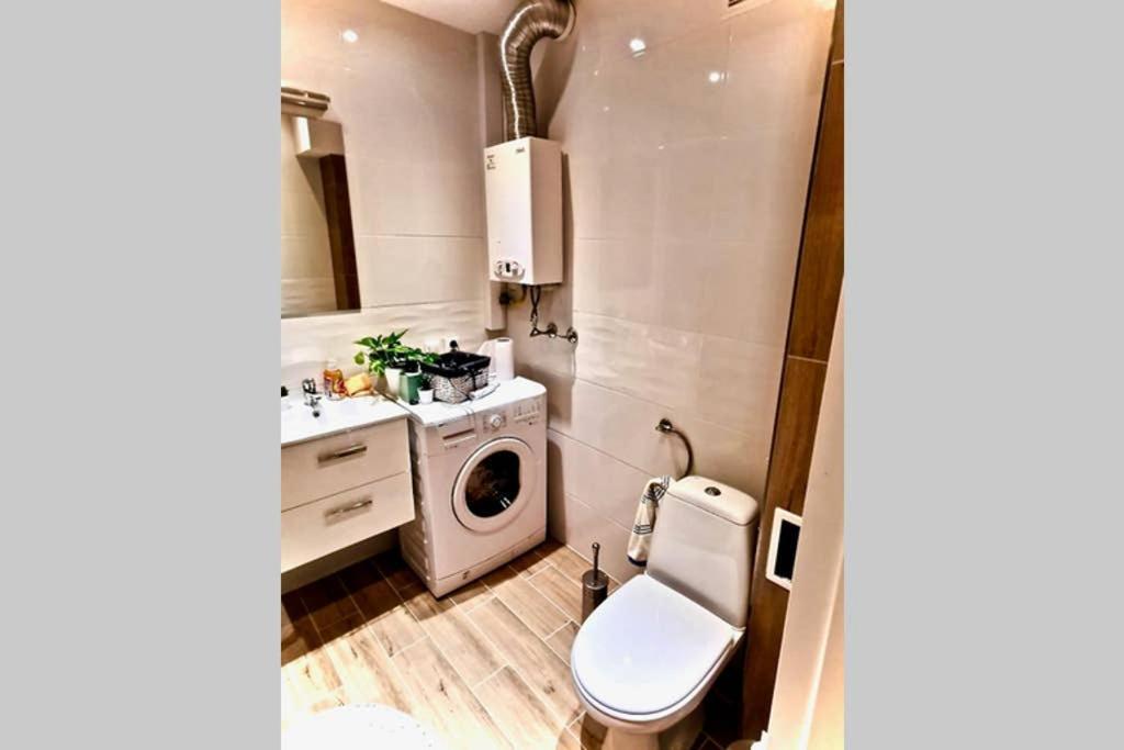 Sunshine Parkside Hideaway - 3 Bedroom - By Upstairs Krakow Bagian luar foto