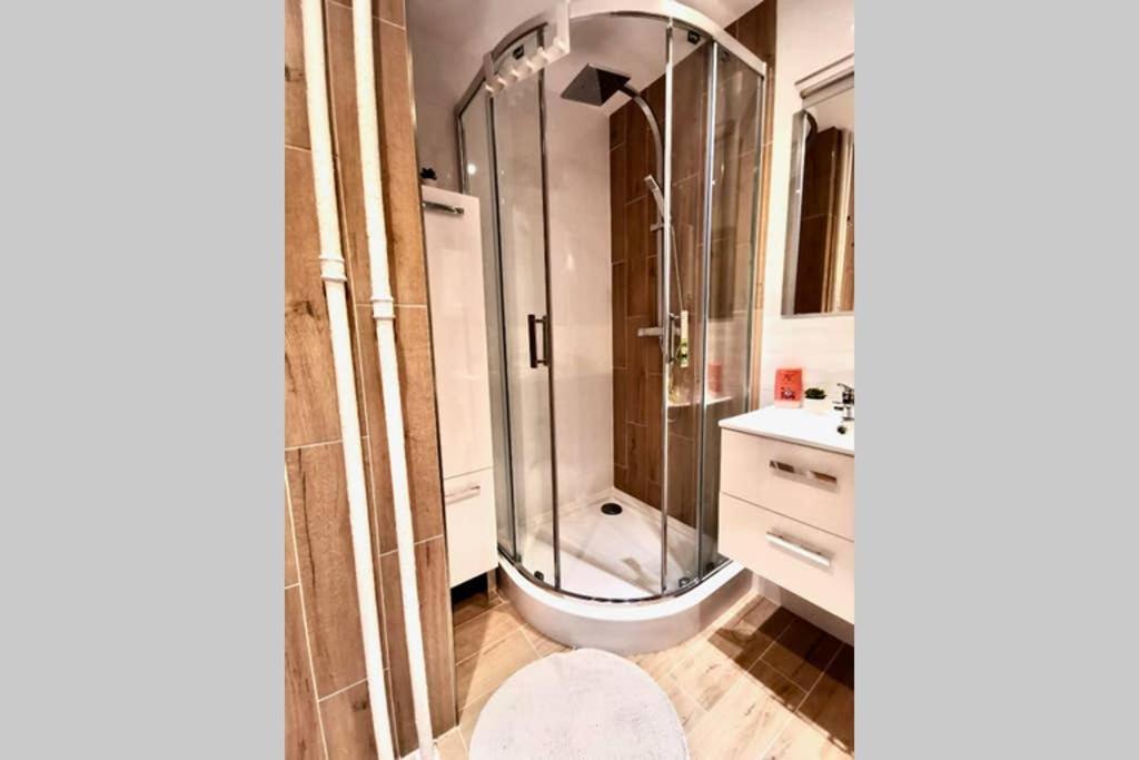 Sunshine Parkside Hideaway - 3 Bedroom - By Upstairs Krakow Bagian luar foto